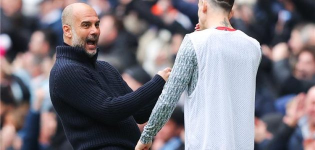 جوارديولا يوضح ما قاله لـ تسيميكاس بعد هدف تعادل مانشستر سيتي مع ليفربول